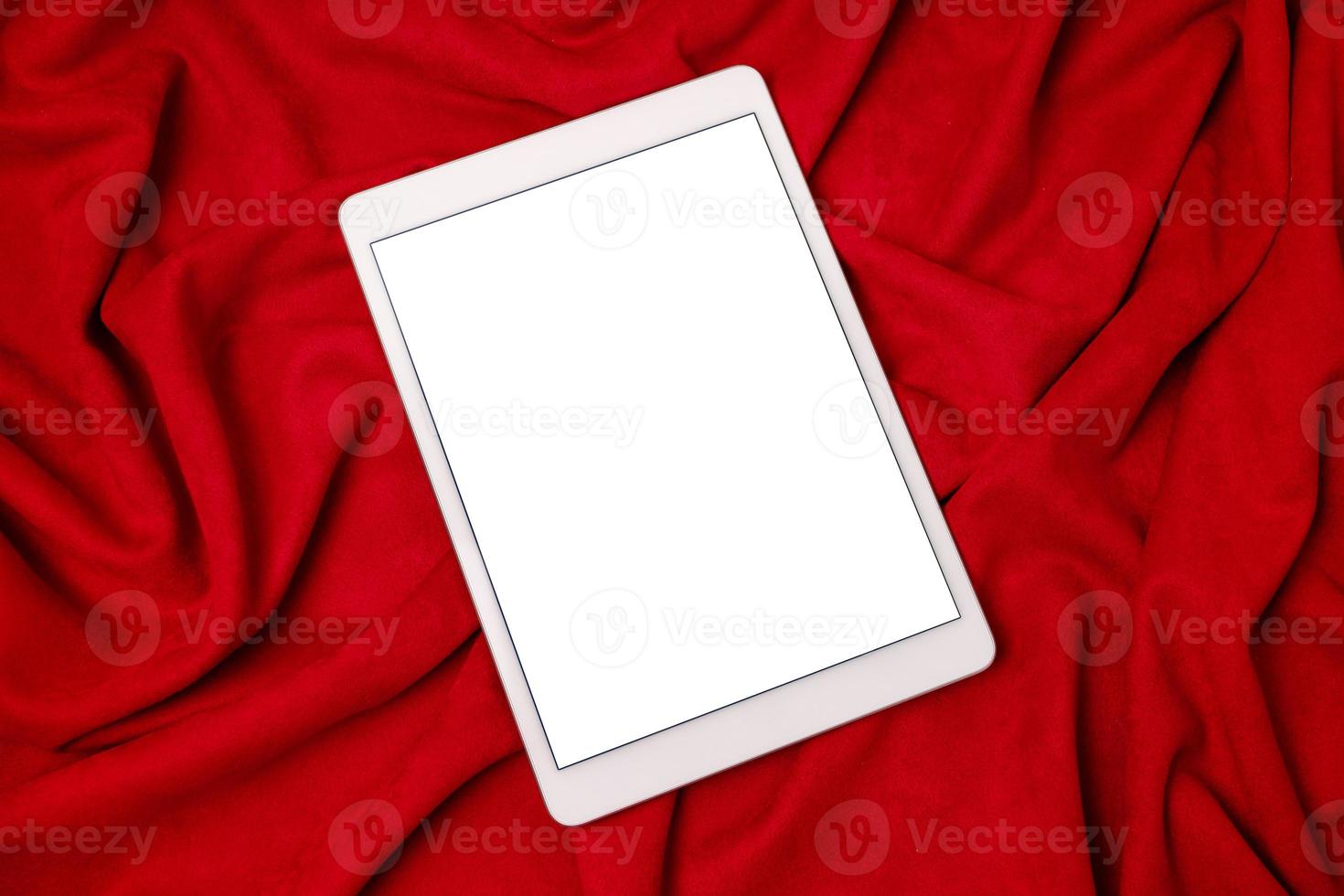 preto simulado tablet eletrônico em fundo de tecido vermelho. maquete de aplicativo móvel. tela em branco do smartphone, maquete do telefone. foto