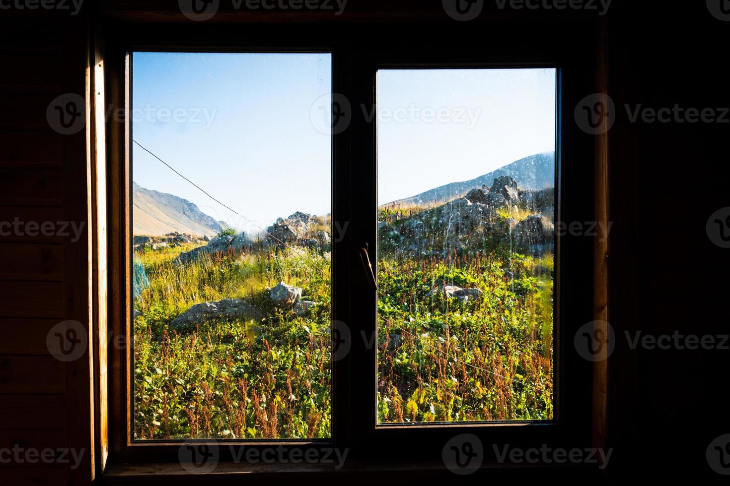 vista da janela para a natureza georgiana intocada nas montanhas do cáucaso da casa de abrigo na trilha de caminhada foto