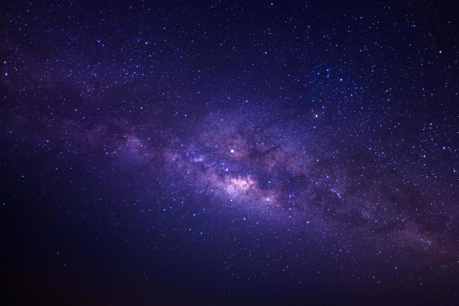 Via Láctea com estrelas e poeira espacial no universo, fotografia de longa exposição, com grãos. foto