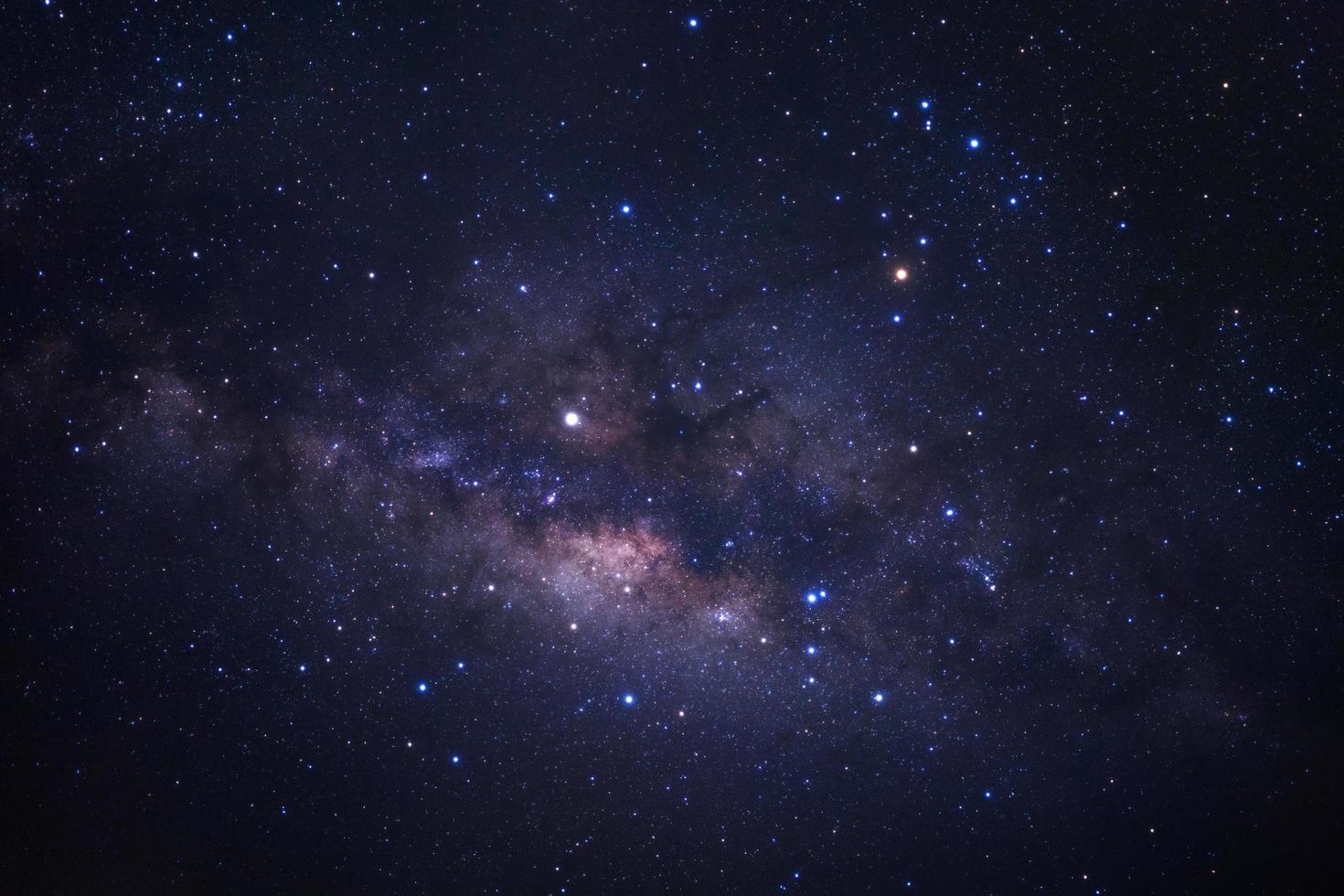 Via Láctea com estrelas e poeira espacial no universo, fotografia de longa exposição, com grãos. foto