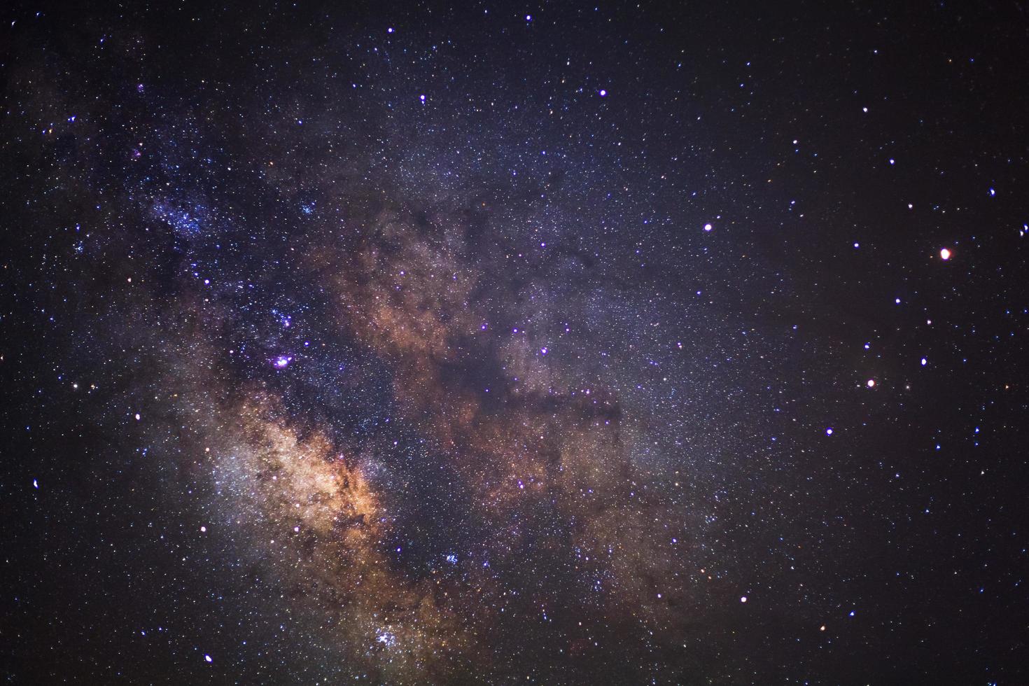 Via Láctea com estrelas e poeira espacial no universo, fotografia de longa exposição, com grãos. foto