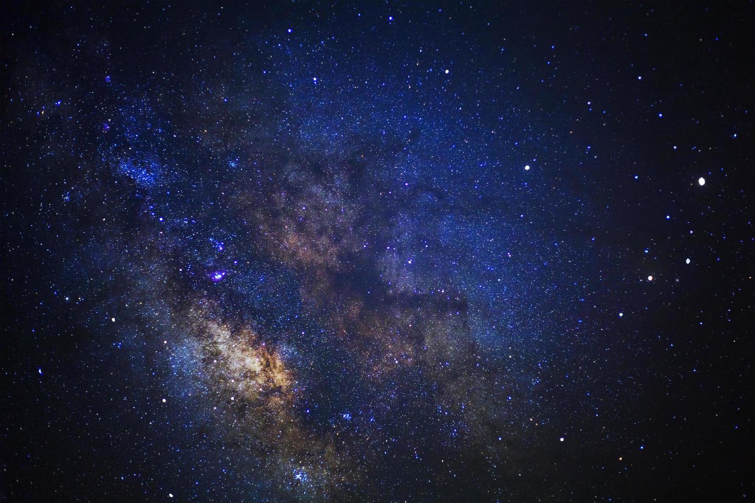 céu noturno estrelado e galáxia da via láctea com estrelas e poeira espacial no universo foto