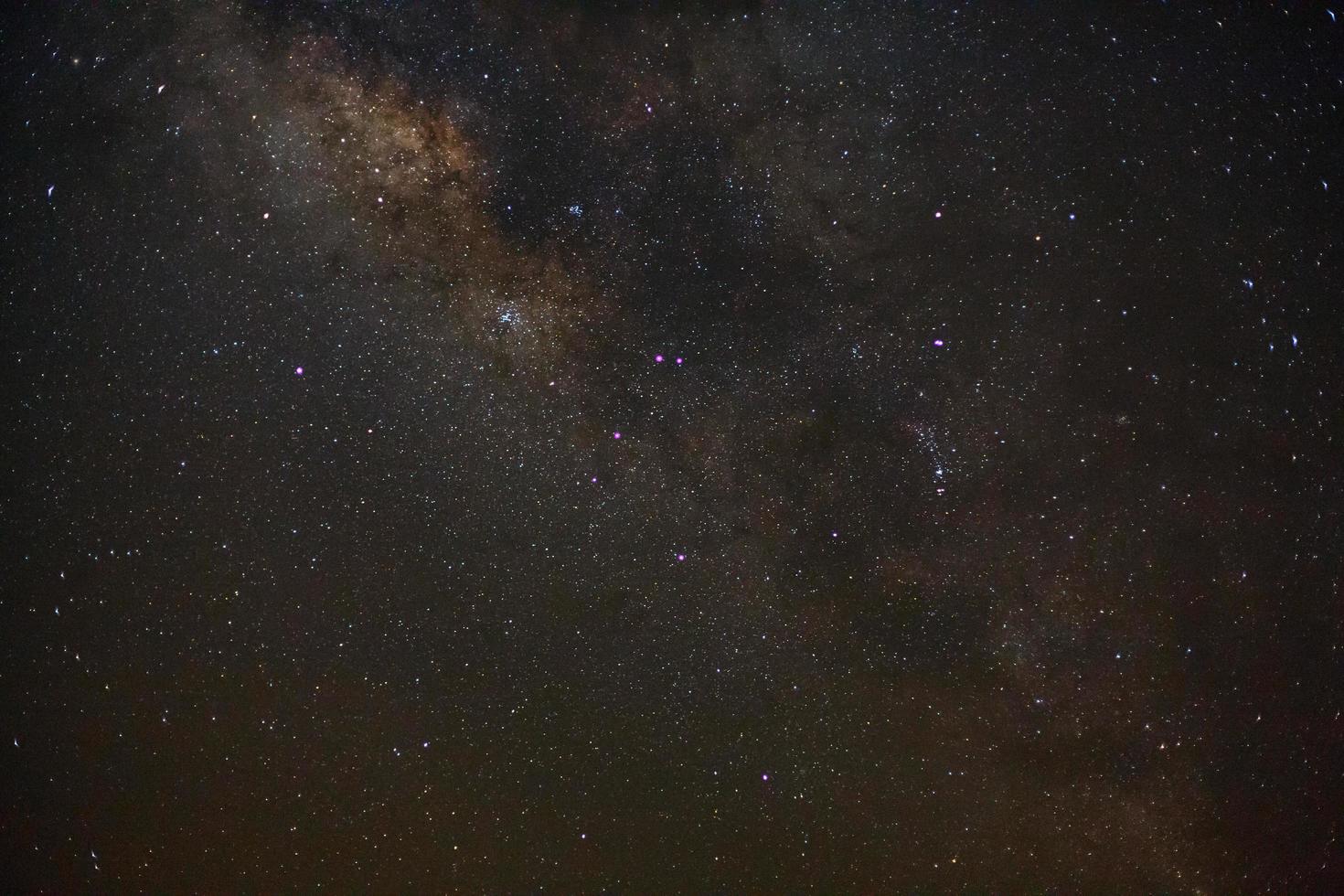 galáxia da via láctea com estrelas e poeira espacial no universo foto