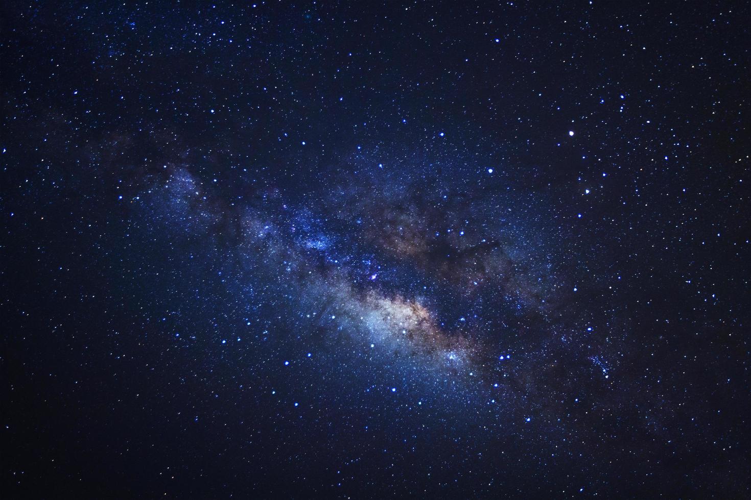 Via Láctea com estrelas e poeira espacial no universo, fotografia de longa exposição, com grãos. foto