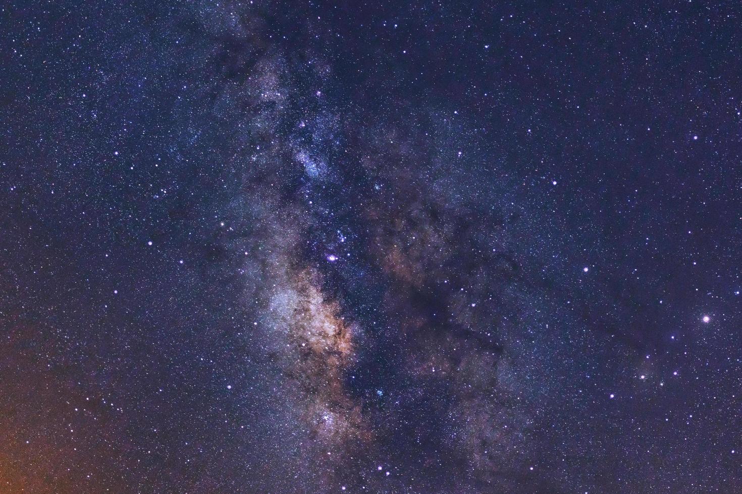 céu noturno estrelado e galáxia da via láctea com estrelas e poeira espacial no universo foto