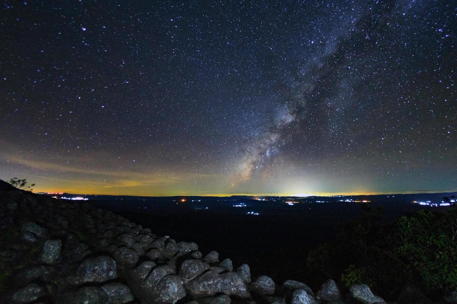 galáxia da via láctea com chão de pedra de botão é o ponto de vista lan hin pum no parque nacional de phu hin rong kla em phitsanulok, tailândia foto