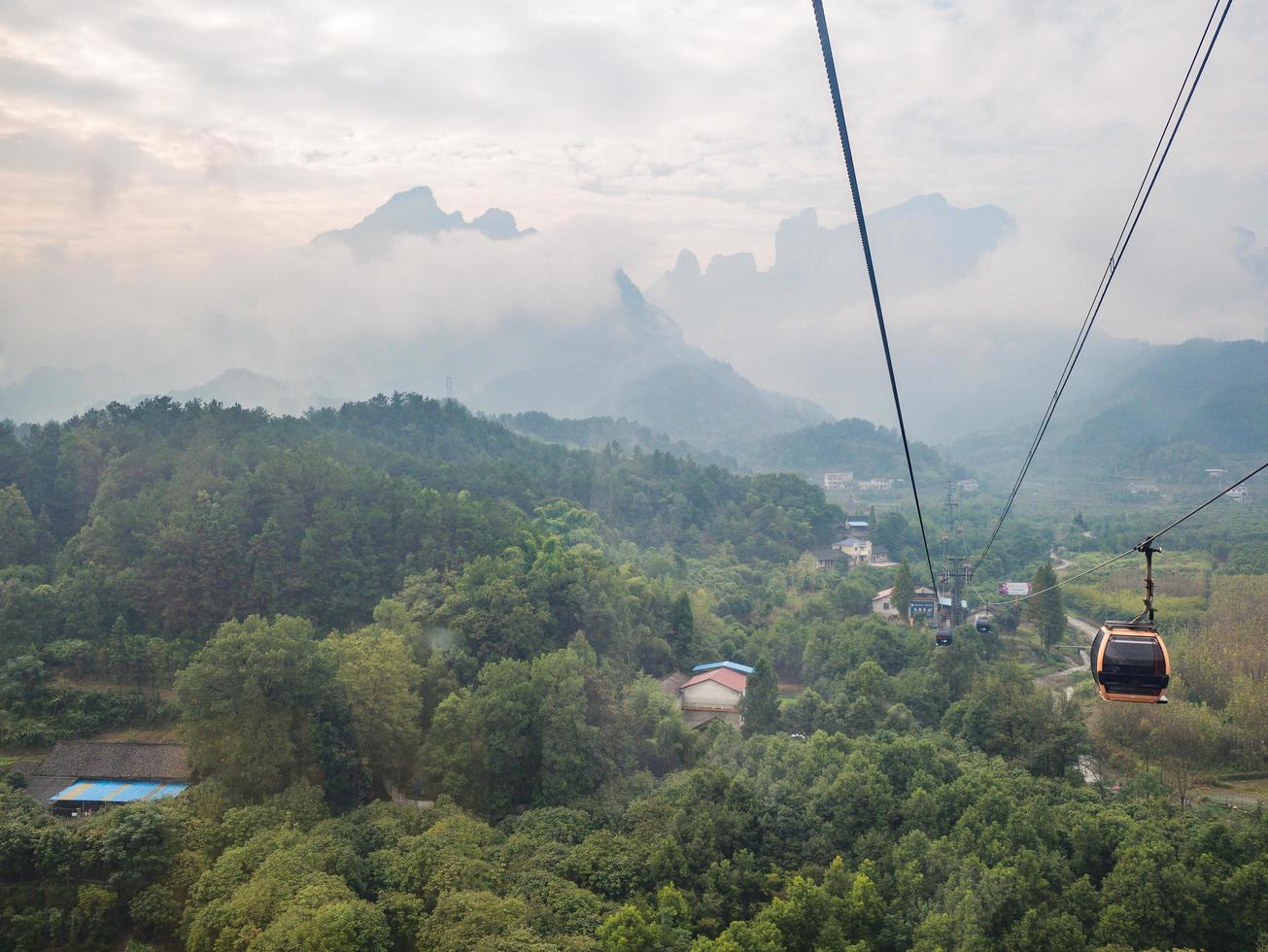 bela vista para a montanha de zhangjiajie do teleférico para a montanha de tianmen pela manhã. teleférico da montanha de tianmen o teleférico mais longo do mundo. foto