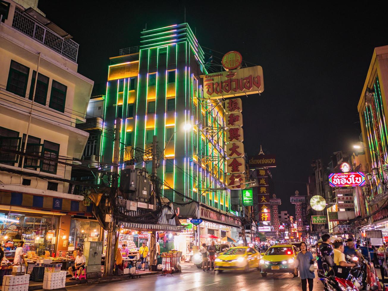 bangkok tailândia-15 de novembro de 2018 tailandeses desconhecidos ou turista andando na cidade de bangkok china tailândia, paraíso de comida de rua da cidade de bangkok china para turistas foto