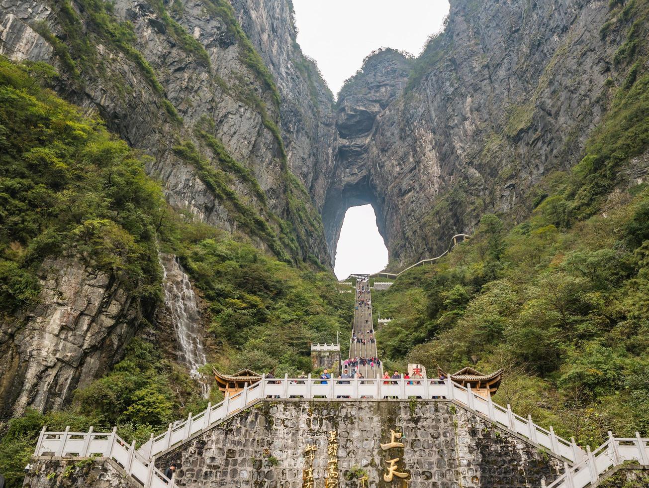 zhangjiajie.china-15 de outubro de 2018.caverna do portão do céu do parque nacional da montanha de tianmen na cidade de zhangjiajie china.tianmen mountain o destino de viagem da cidade de hunan zhangjiajie china foto