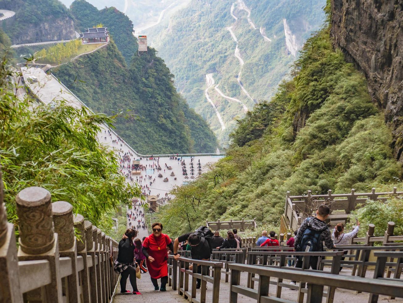 zhangjiajie.china-15 de outubro de 2018. turistas desconhecidos sobem e descem para a caverna do portão do céu nas escadas do portão do céu 999 passo no parque nacional de montanha tianmen na cidade de zhangjiajie china. foto