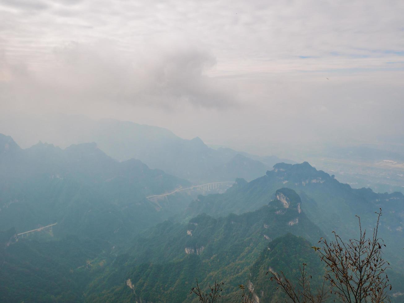 bela vista sobre a montanha de tianmen com céu claro na cidade de zhangjiajie china.tianmen mountain o destino de viagem da cidade de hunan zhangjiajie china foto