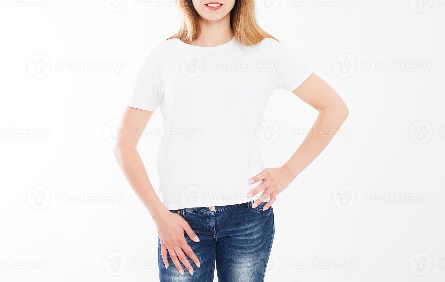 retrato recortado de jovem em tshirt. design de t-shirt, conceito de pessoas - closeup de mulher de camisa branca, frente isolada. modelo de simulação para impressão de design. espaço de cópia foto