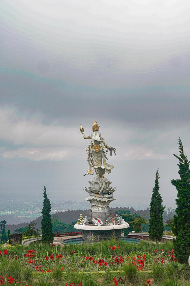 estátua da deusa balinesa no jardim photo premium foto