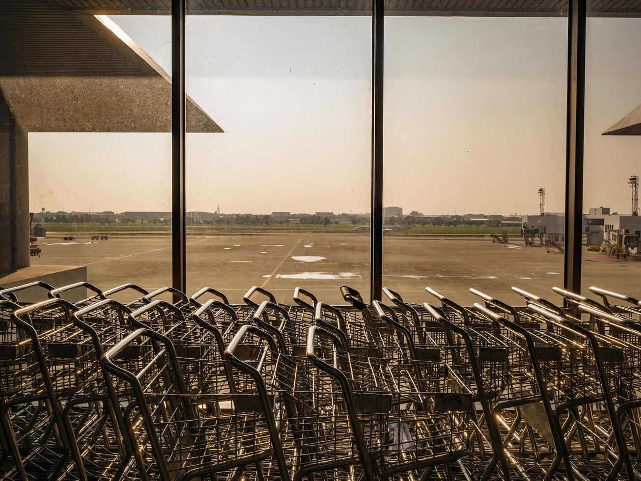 carrinho de bagagem ao lado da janela no aeroporto internacional de don muang bangkok city tailândia foto