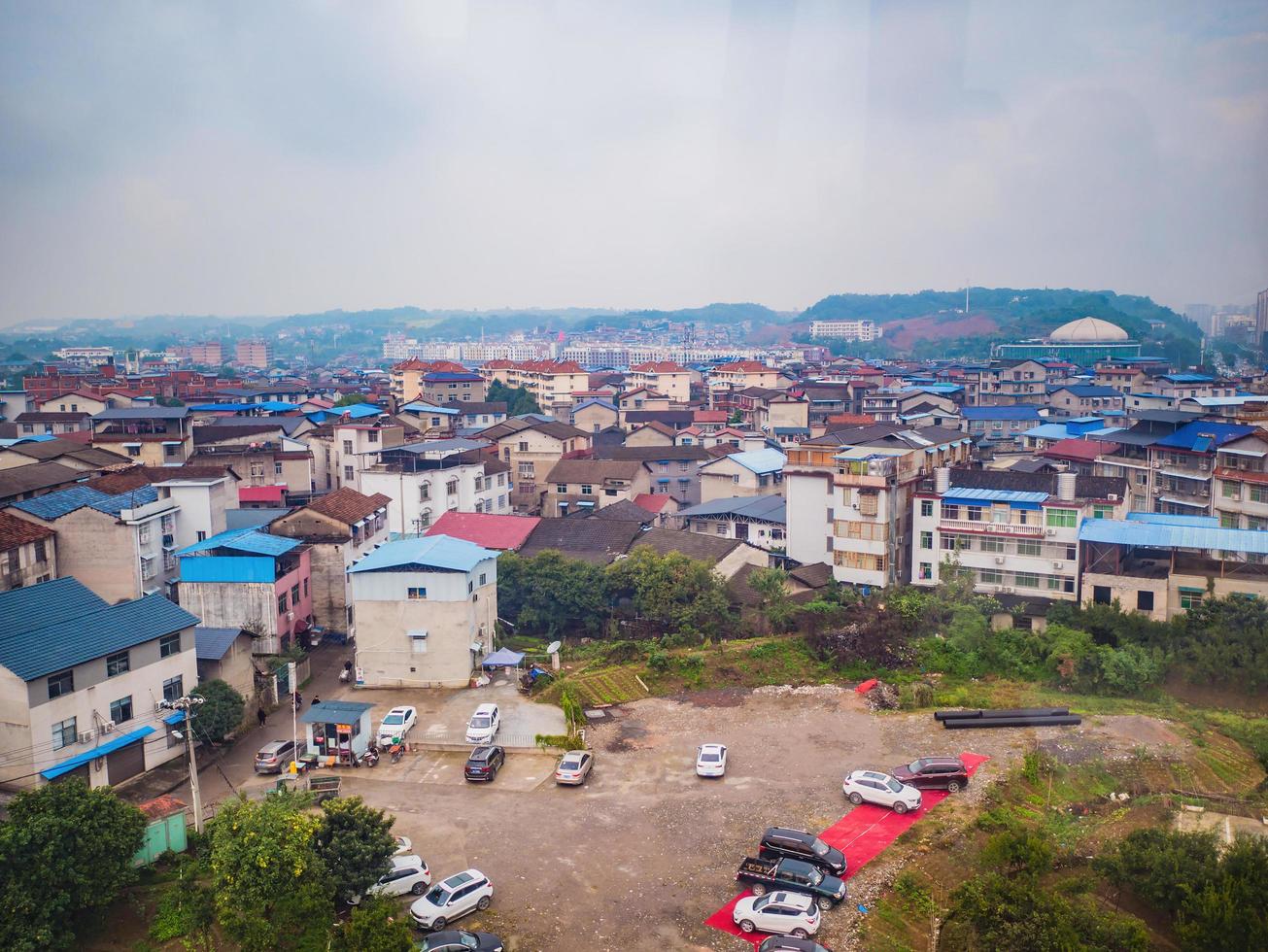 bela vista da paisagem urbana de zhangjiajie do teleférico para a montanha de tianmen pela manhã. cena de construção urbana no centro da cidade de zhangjiajie hunan china foto