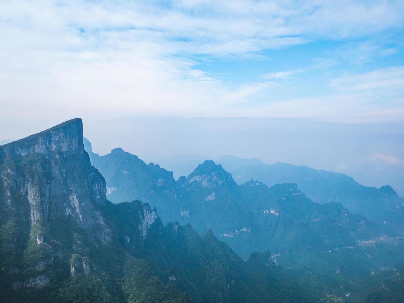 bela vista sobre a montanha de tianmen com céu claro na cidade de zhangjiajie china.tianmen mountain o destino de viagem da cidade de hunan zhangjiajie china foto