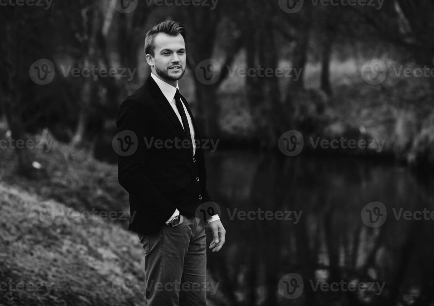 homem de sucesso com penteado elegante foto