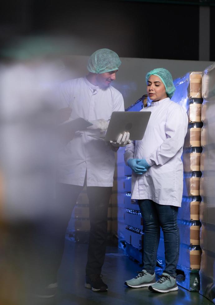 uma equipe de cientistas da fábrica de sucos de frutas se prepara para o trabalho do dia para verificar a qualidade dos produtos foto