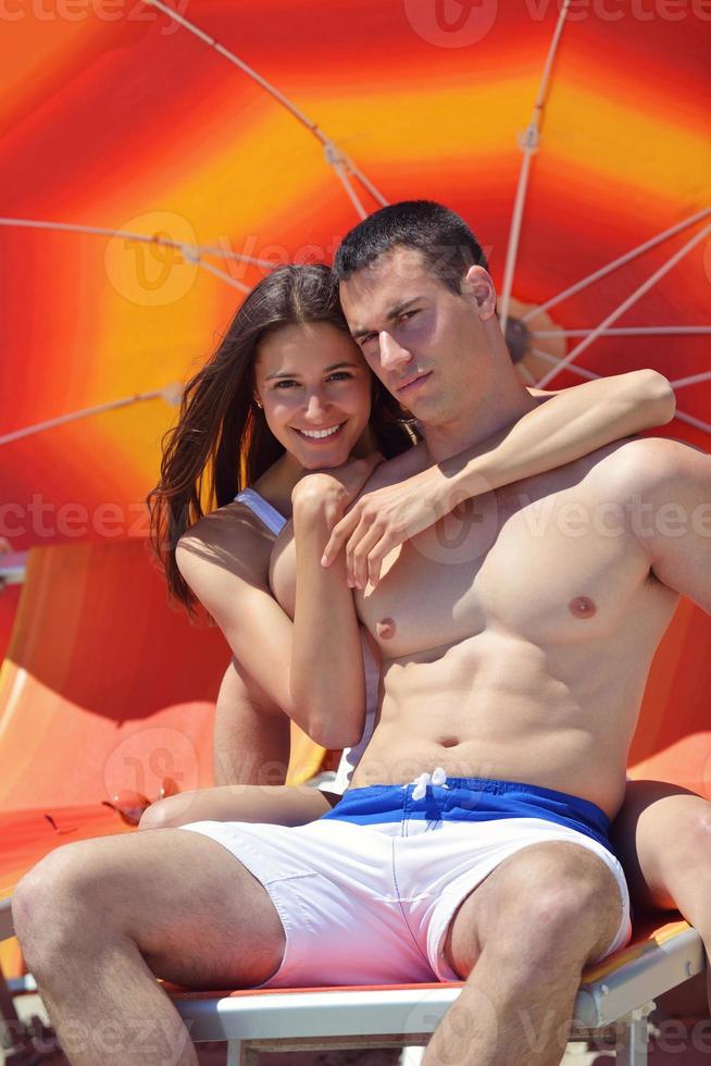 casal feliz se diverte na praia foto