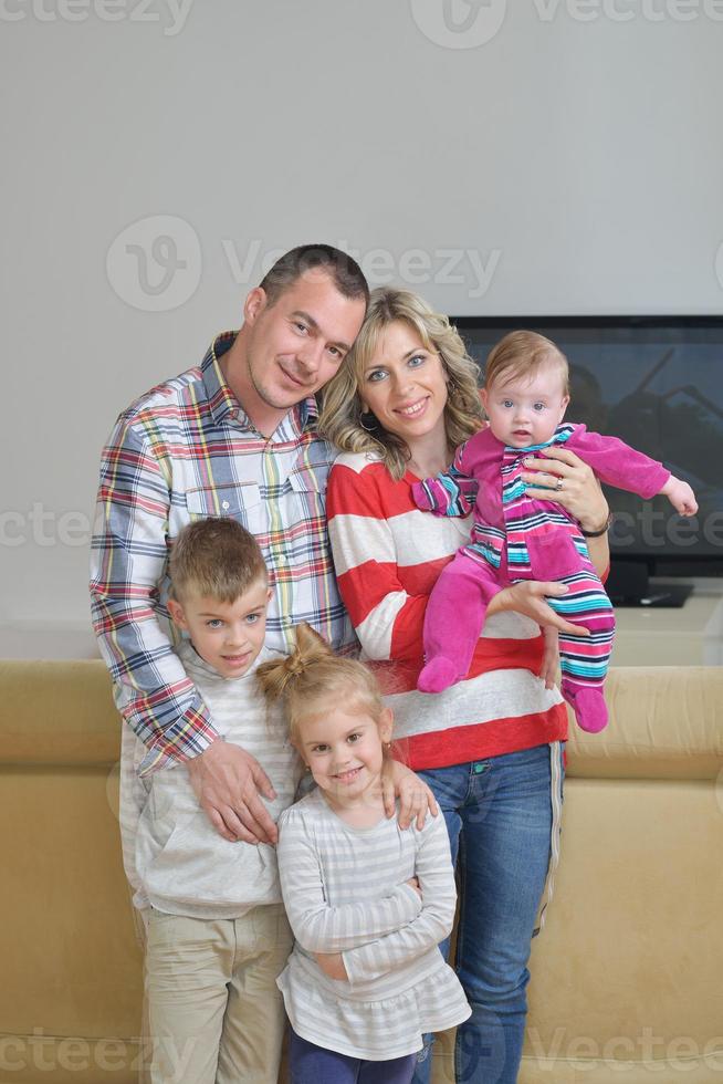 família jovem feliz em casa foto