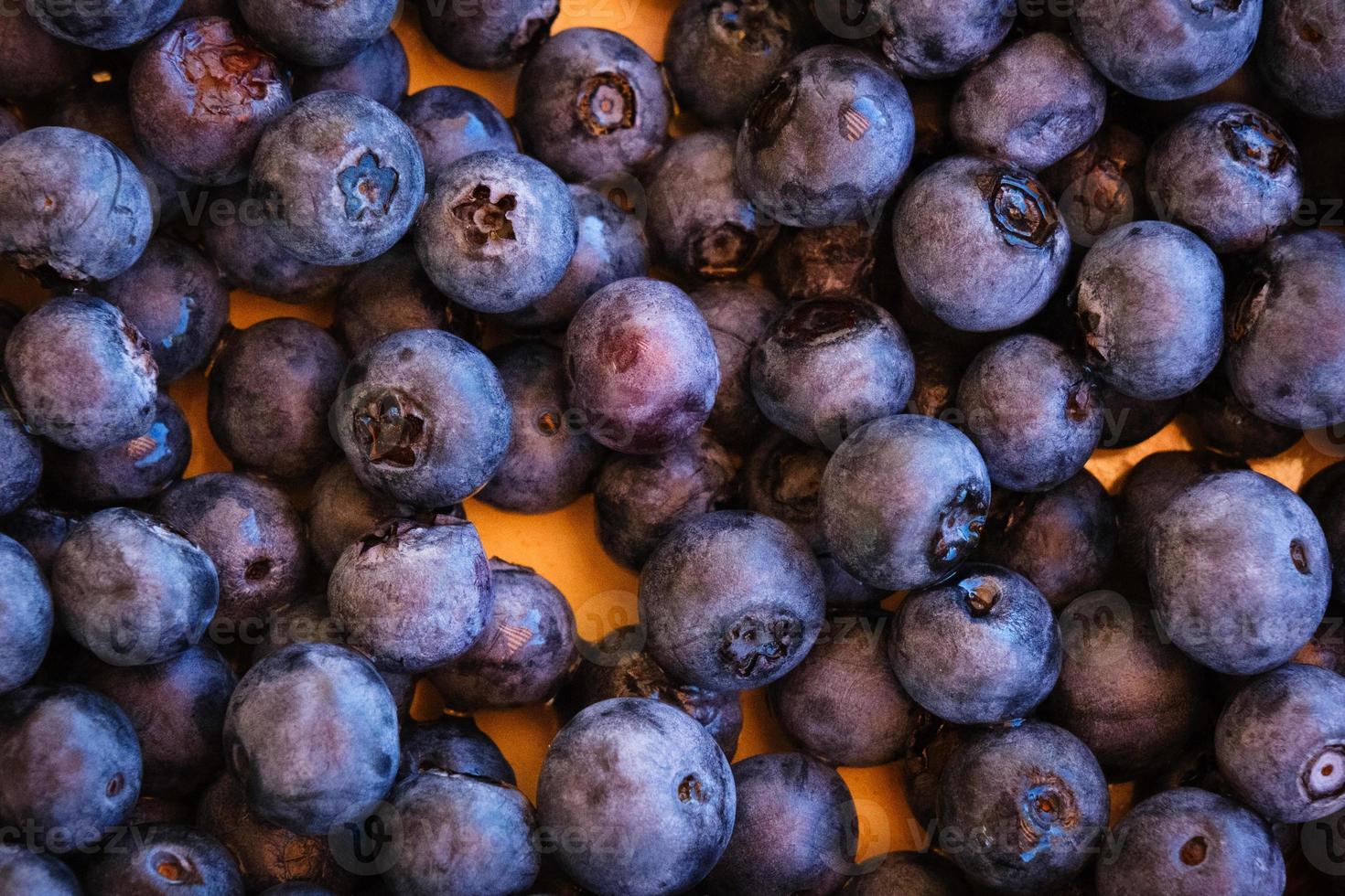 mirtilo roxo maduro na banca do mercado orgânico, suculento padrão de bagas azuis e textura, comida natural, fundo, dieta nutrição saudável. foto