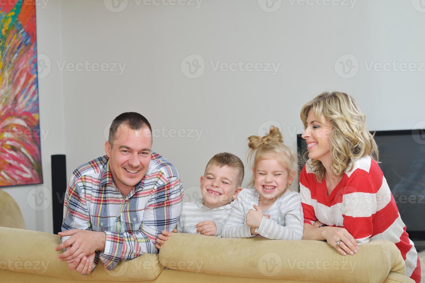 família jovem feliz em casa foto