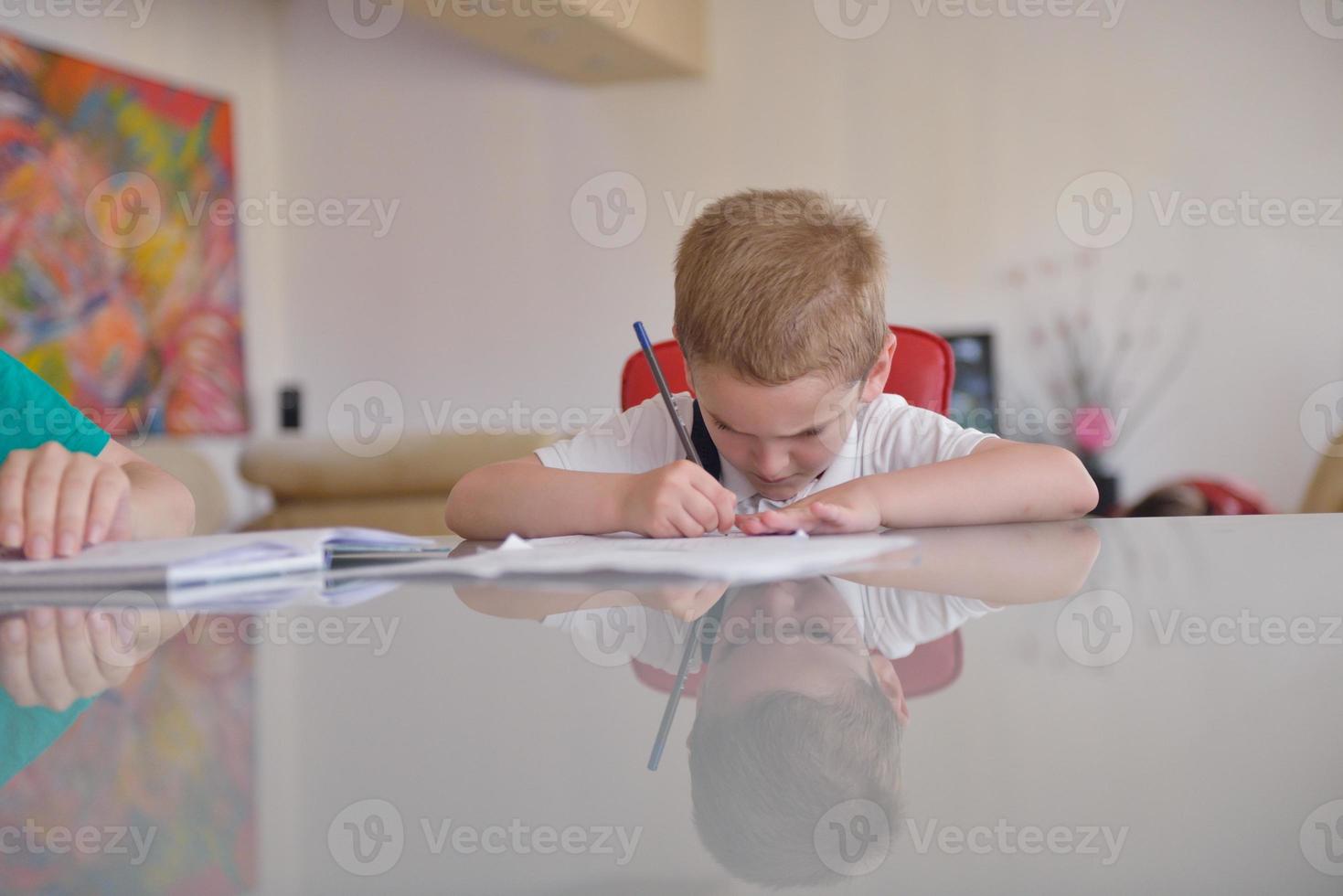 menino fazendo lição de casa foto