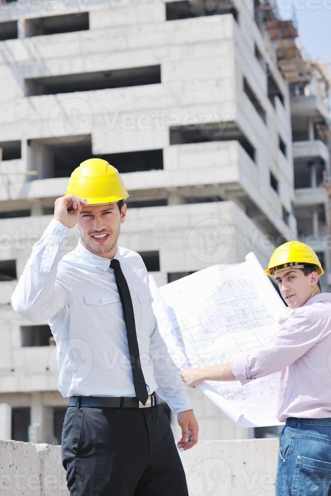 equipe de arquitetos no canteiro de obras foto