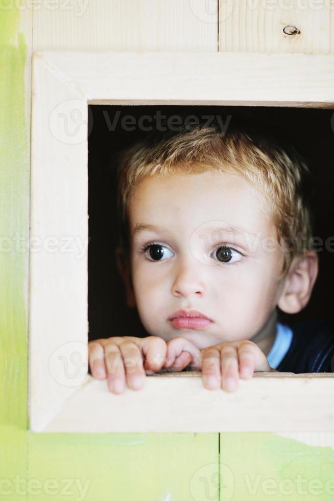 criança feliz em uma janela foto