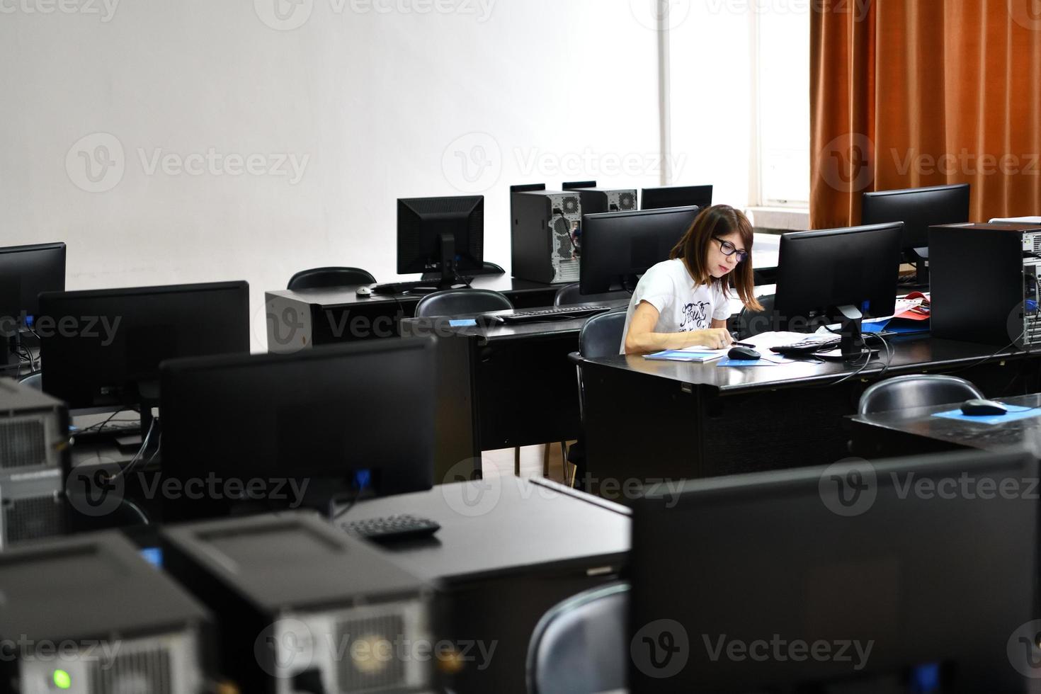 um aluno na sala de aula de computadores foto