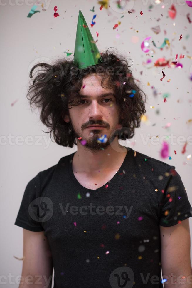 homem de confete na festa foto