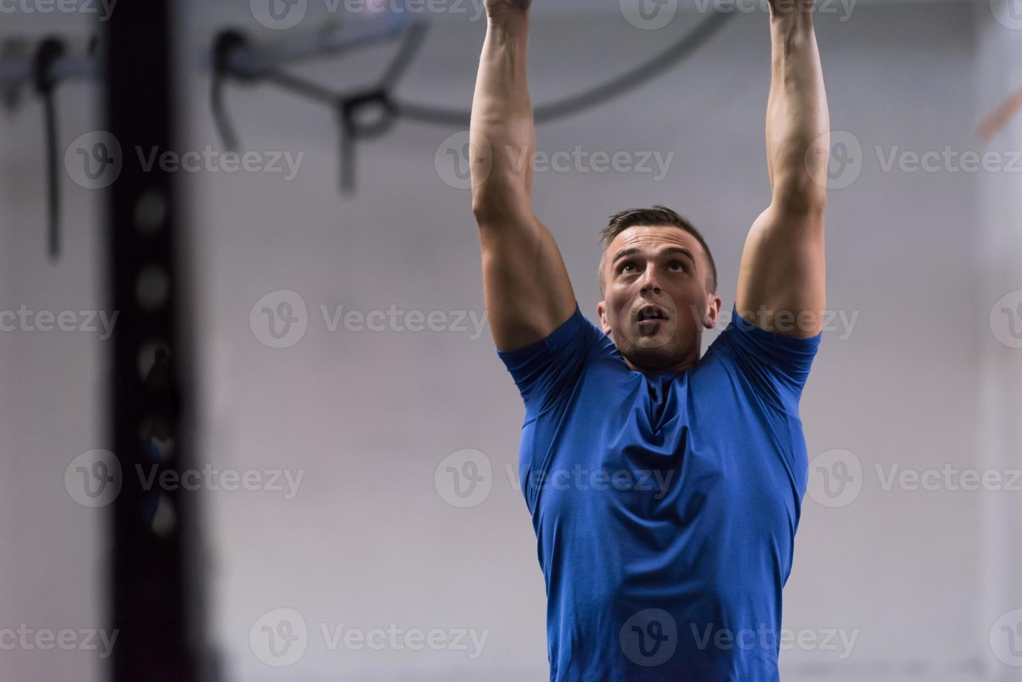 homem fazendo exercício de mergulho foto