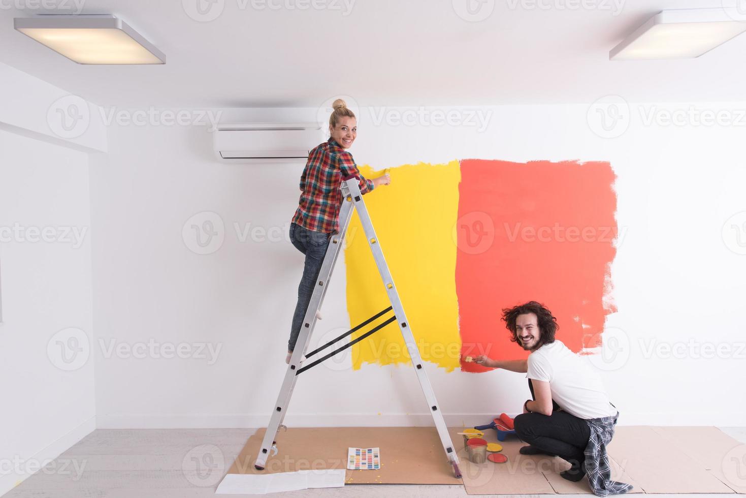 casal pintando parede interna foto