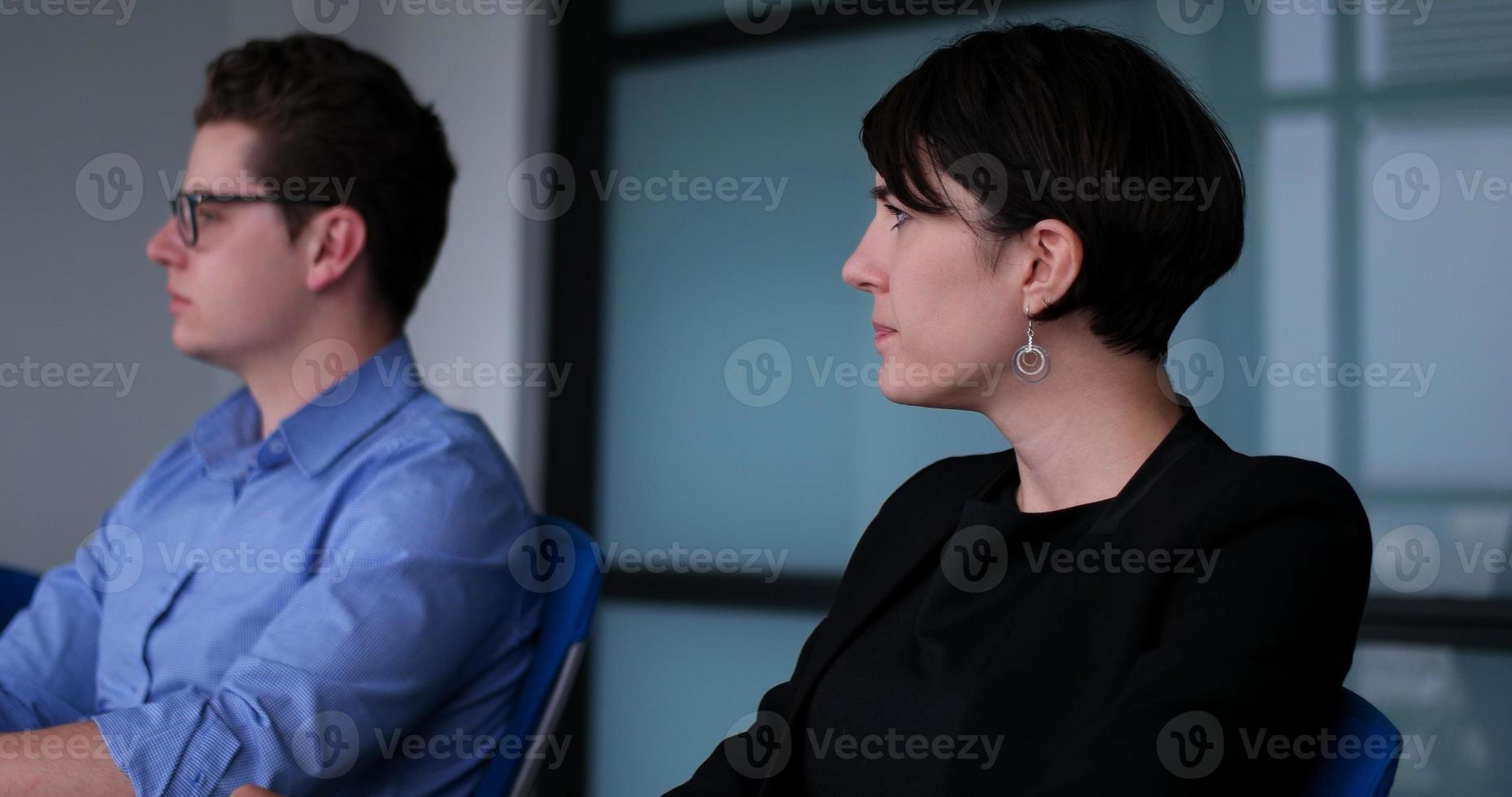 equipe de negócios em uma reunião no prédio de escritórios moderno foto