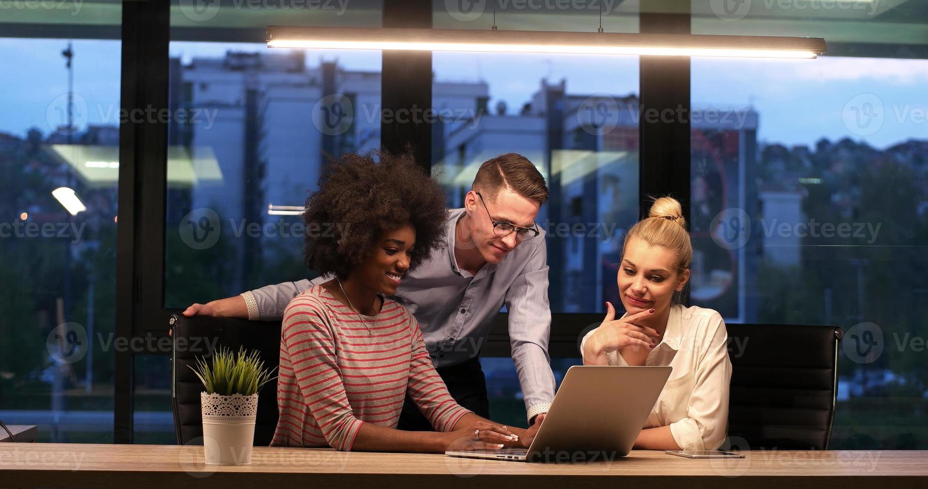 equipe de negócios de inicialização multiétnica no escritório noturno foto