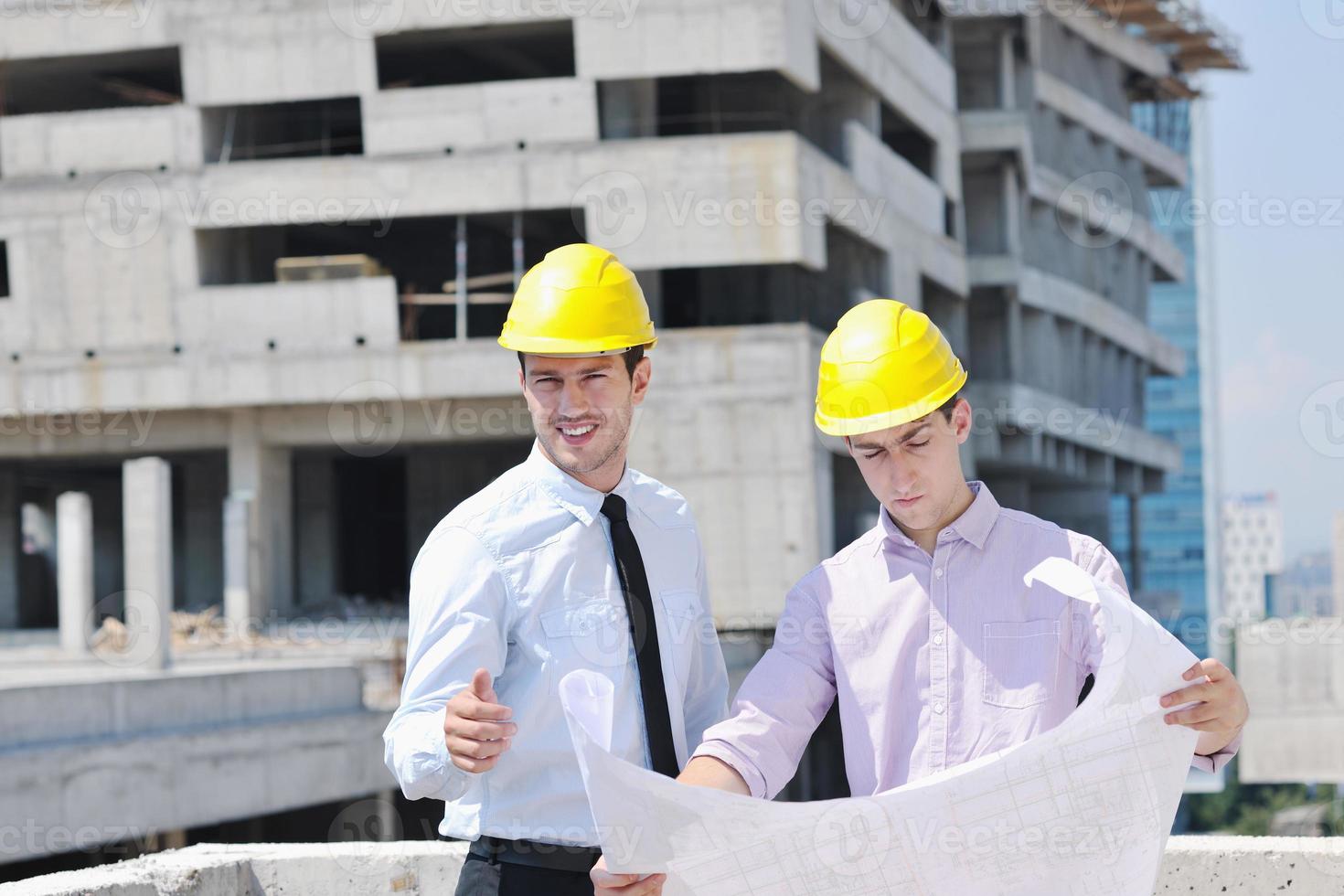 equipe de arquitetos no canteiro de obras foto