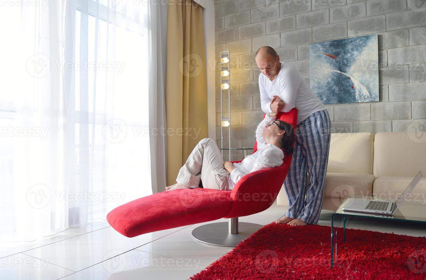 feliz casal jovem relaxa em casa foto