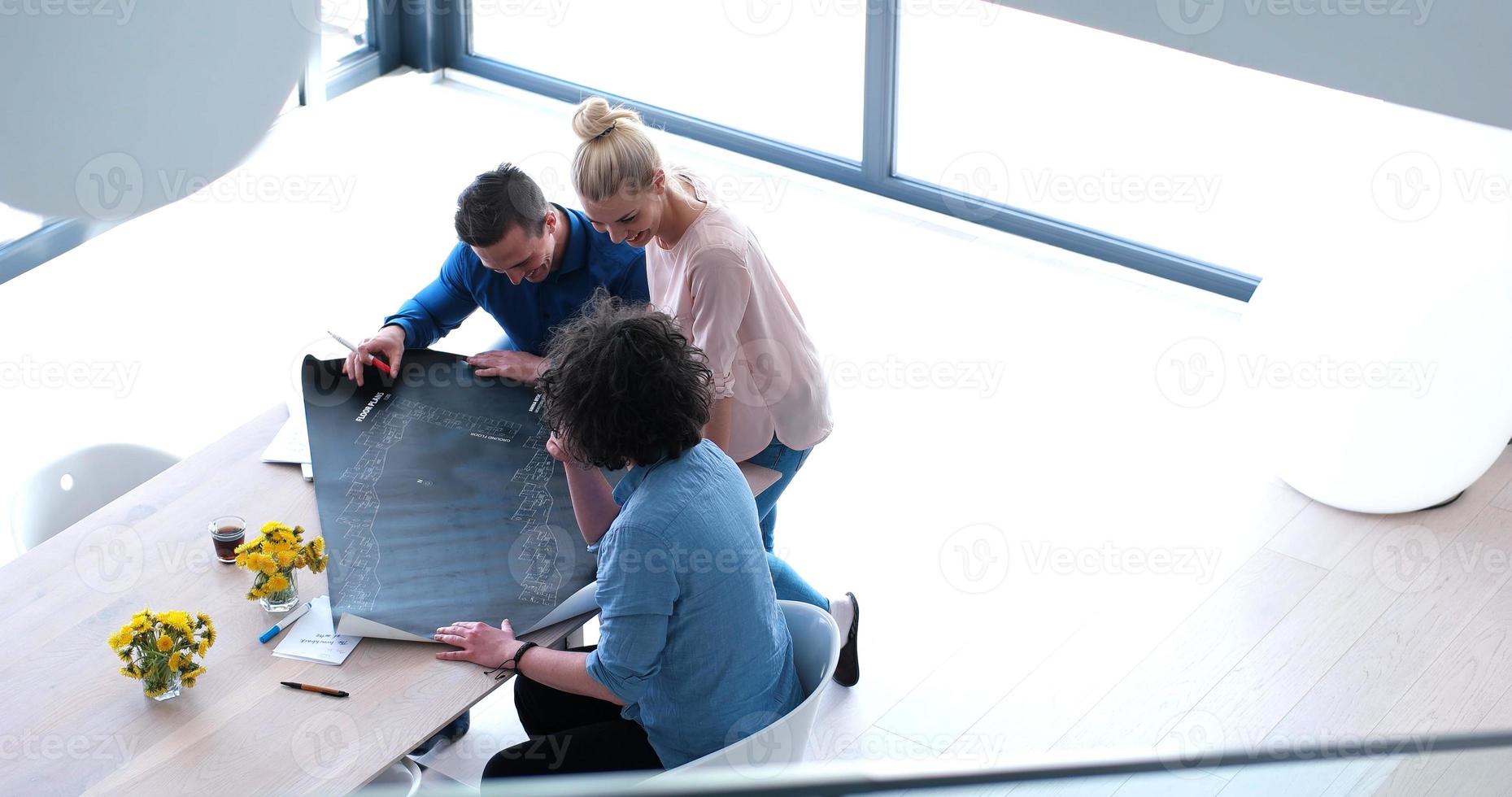 equipe de negócios de inicialização em uma reunião no prédio de escritórios moderno foto