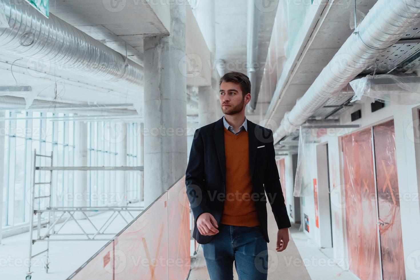 arquiteto ou empresário visitando o canteiro de obras foto