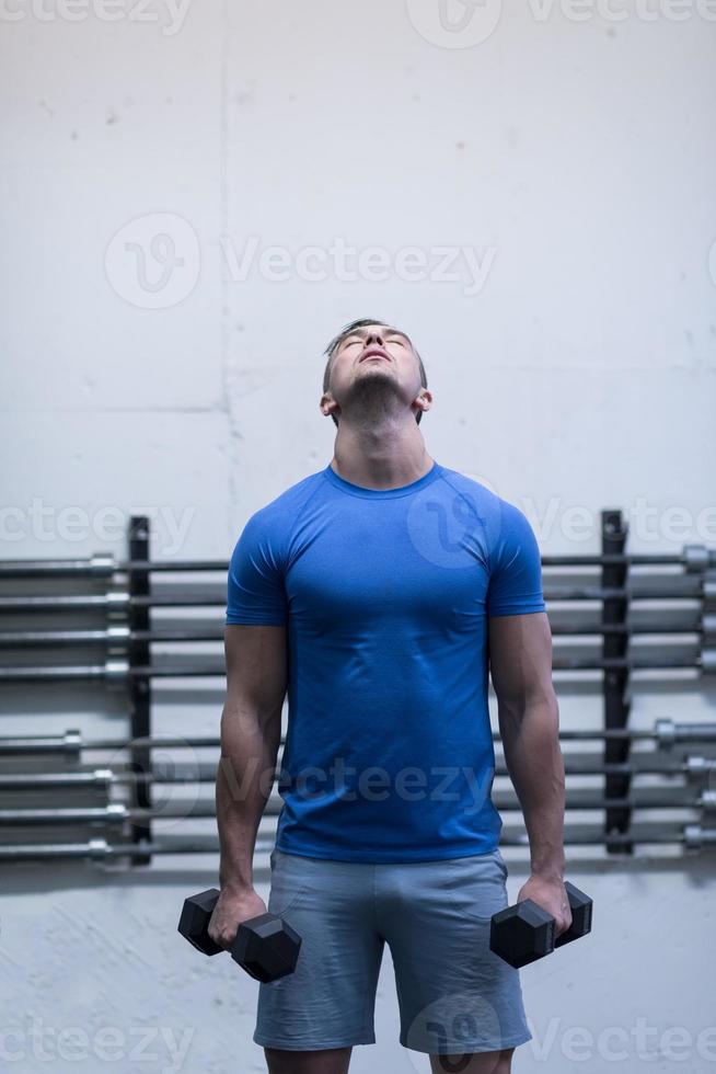 homem de fitness de treinamento de peso foto