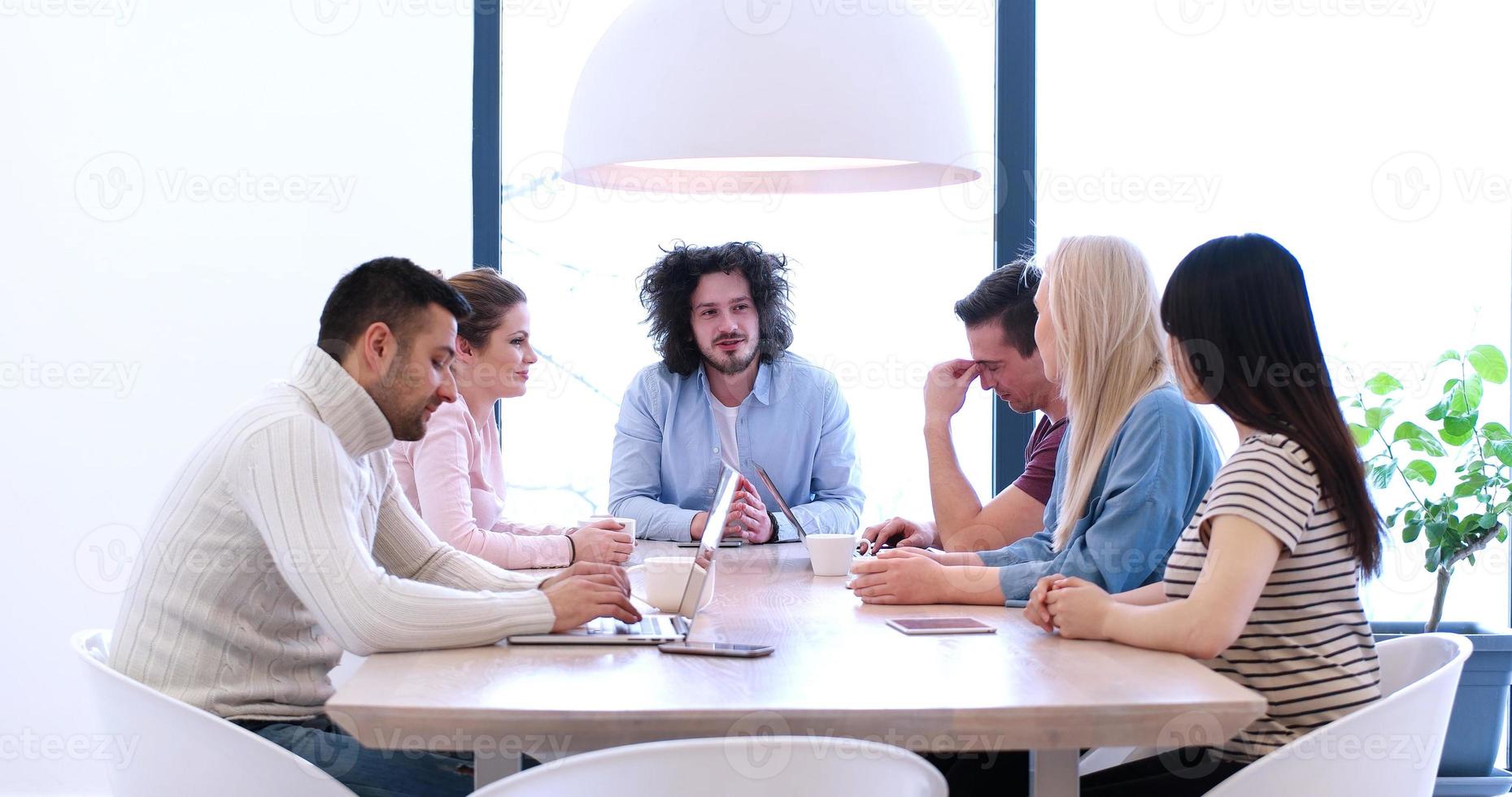 equipe de negócios de inicialização em uma reunião no prédio de escritórios moderno foto