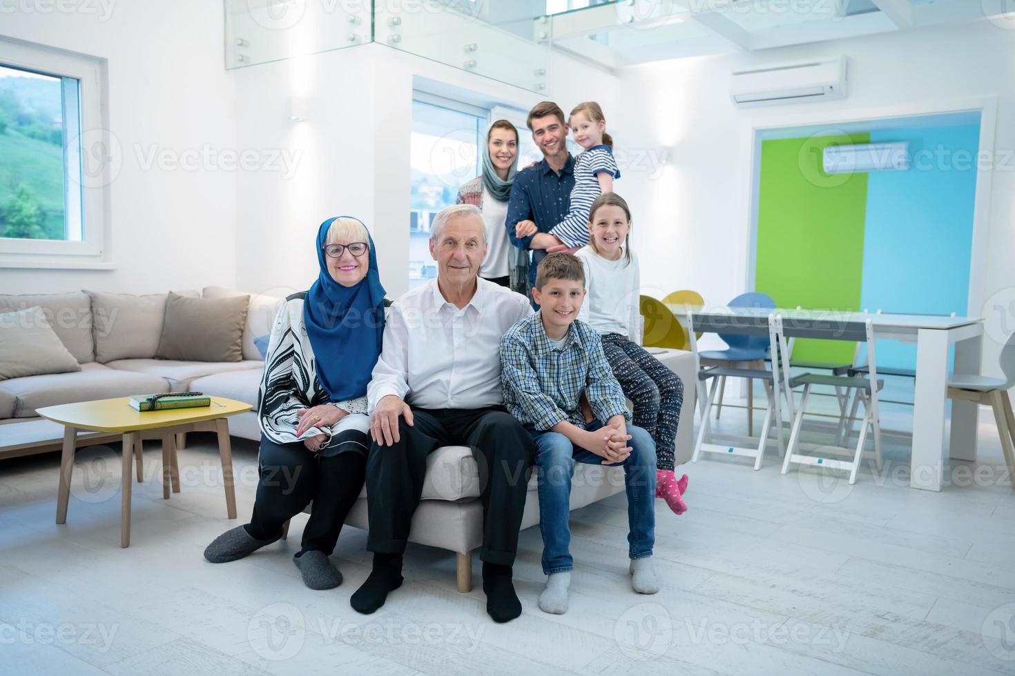 retrato de família muçulmana moderna feliz foto