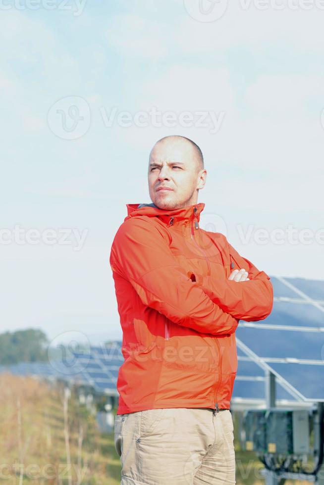 engenheiro de painel solar masculino no local de trabalho foto