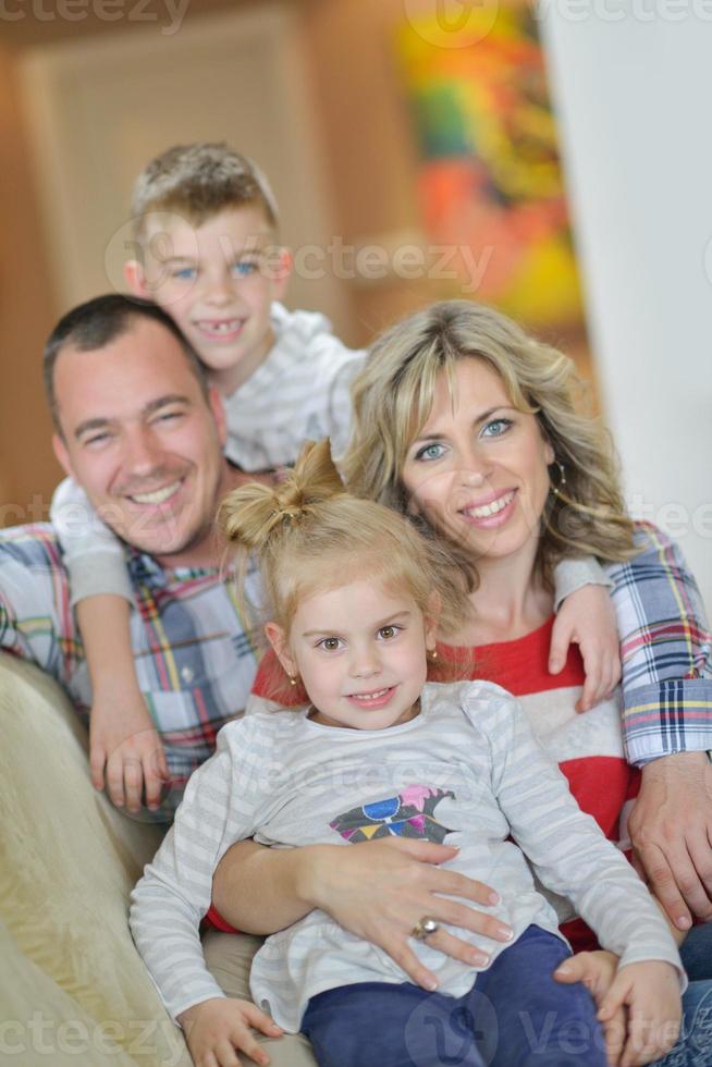 família jovem feliz em casa foto