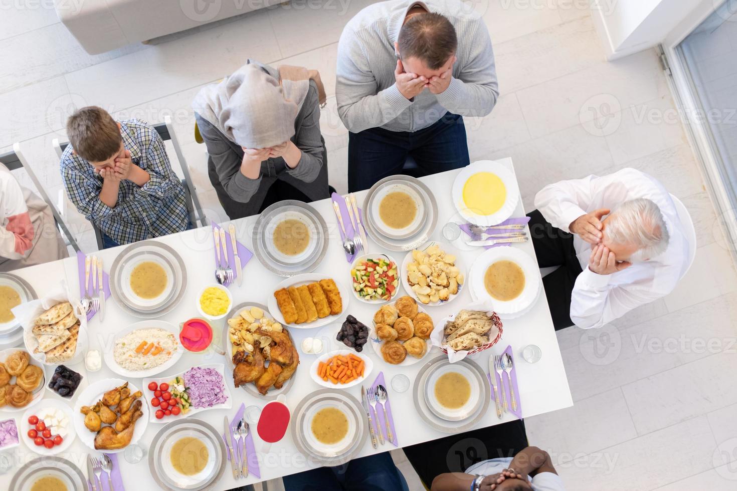 vista superior da família muçulmana moderna tendo um banquete do ramadã foto