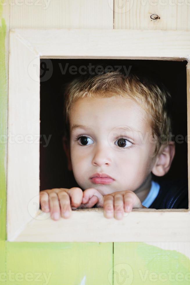 criança feliz em uma janela foto