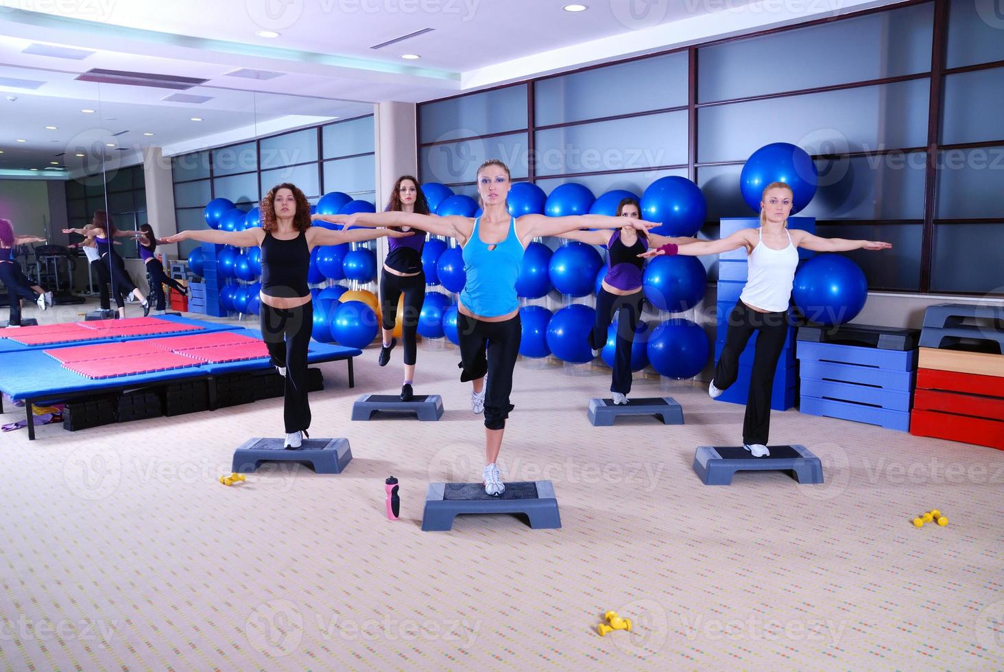 meninas pisando em um centro de fitness foto