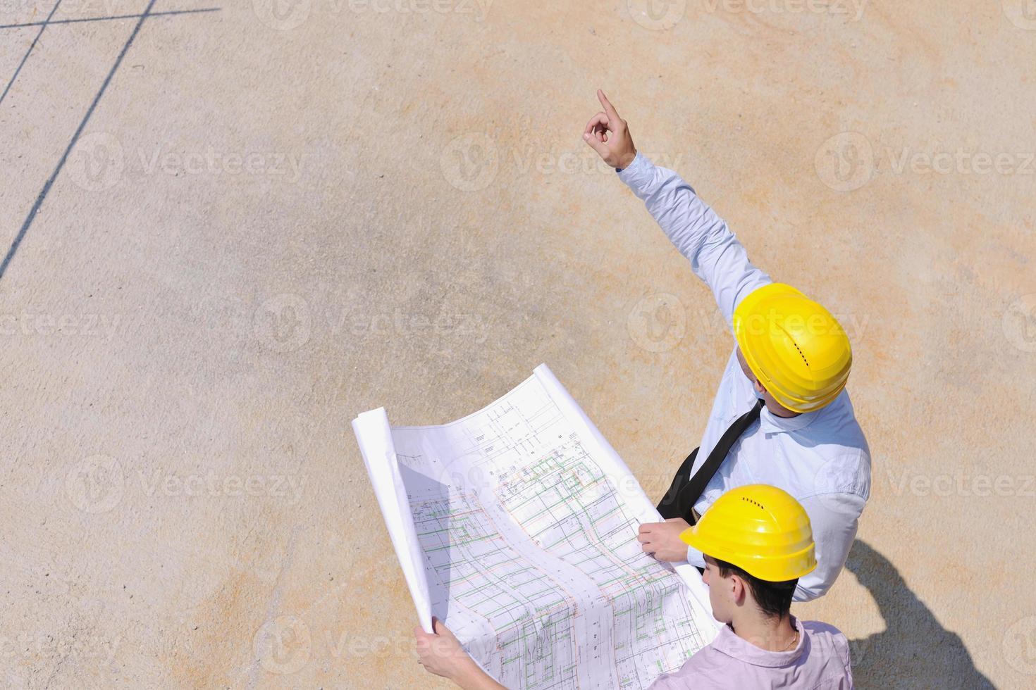 equipe de arquitetos no canteiro de obras foto