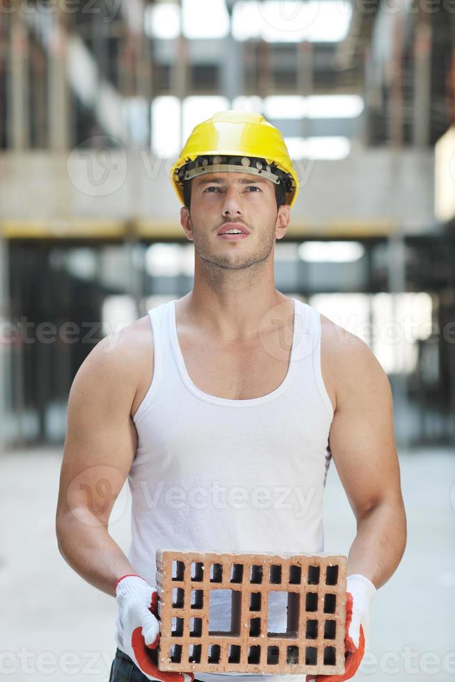 trabalhador duro no canteiro de obras foto