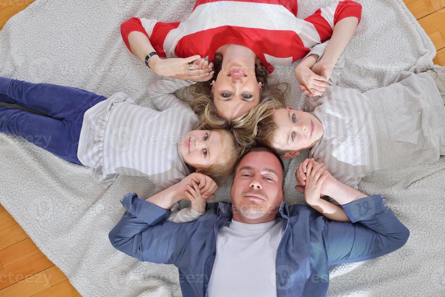 família jovem feliz em casa foto